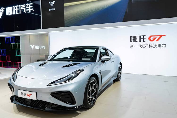 惠州161哪吒汽车在智能汽车领域的表现，领途汽车在新能源汽车市场中的影响力